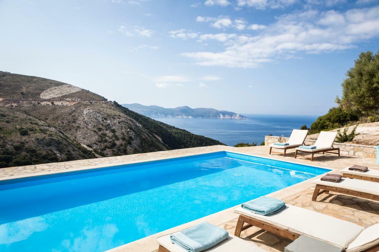 Myrtos Bay Anomeriá