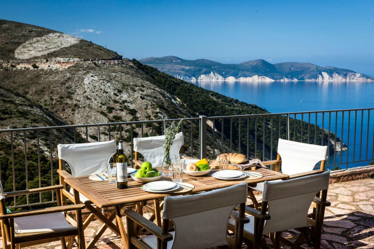 Myrtos Bay * Anomeriá